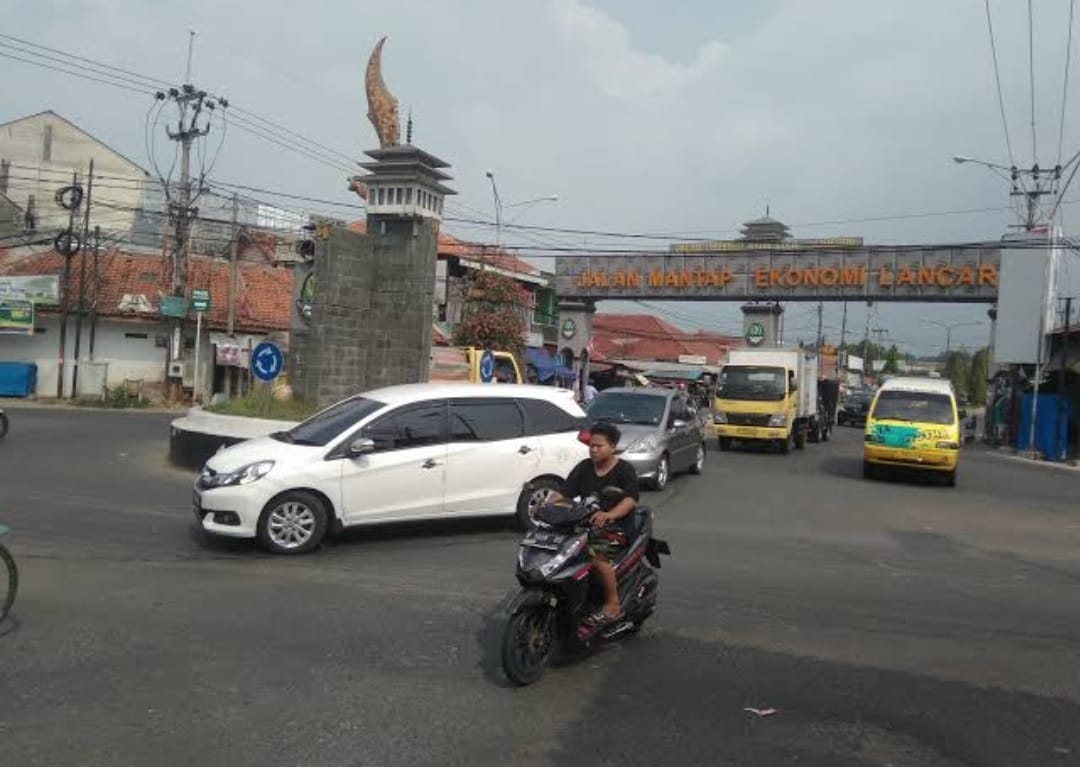 SUMBER MACET, Menjelang Tol Cisumdawu Dibuka, Bupati Majalengka Minta Tugu Kujang Kadipaten Dibongkar