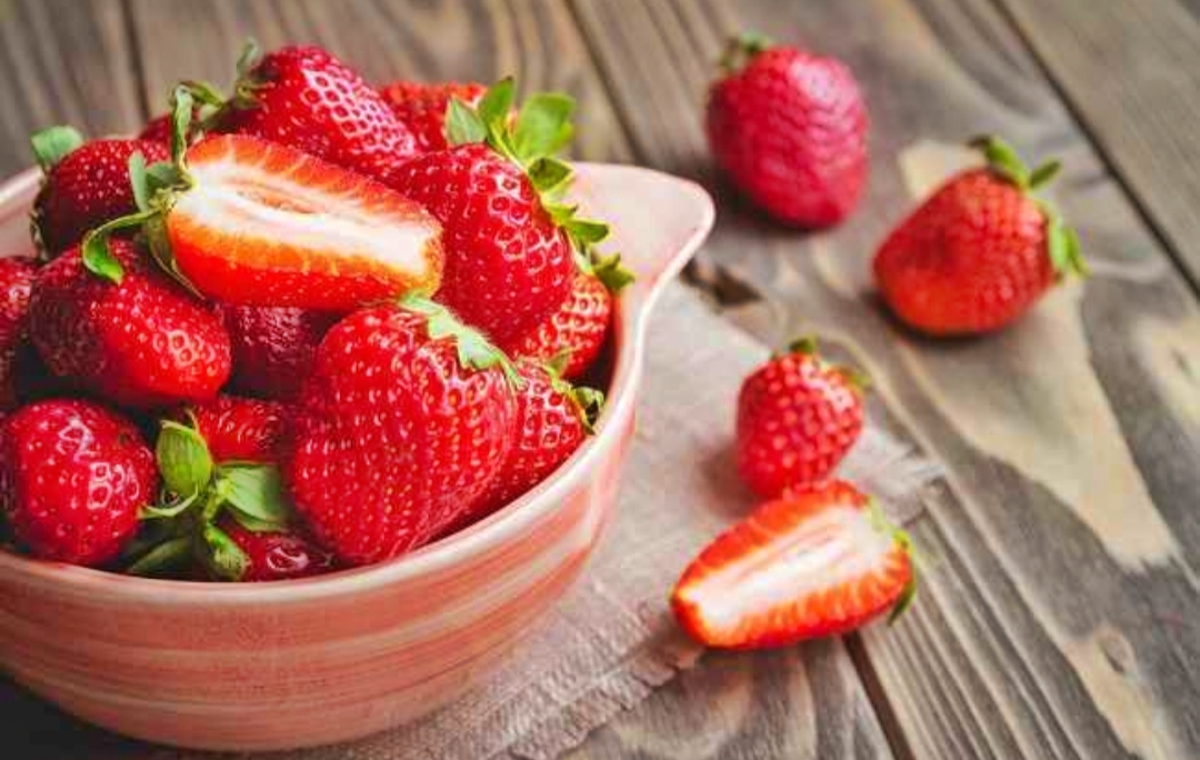Buah strawberry dapat mencegah kanker loh! Ini dia manfaat dan penjelasannya 