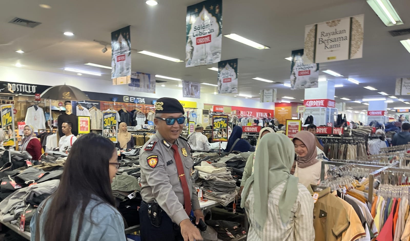 Jelang Lebaran, Polisi Jaga Keamanan Pengunjung Toserba Cigasong