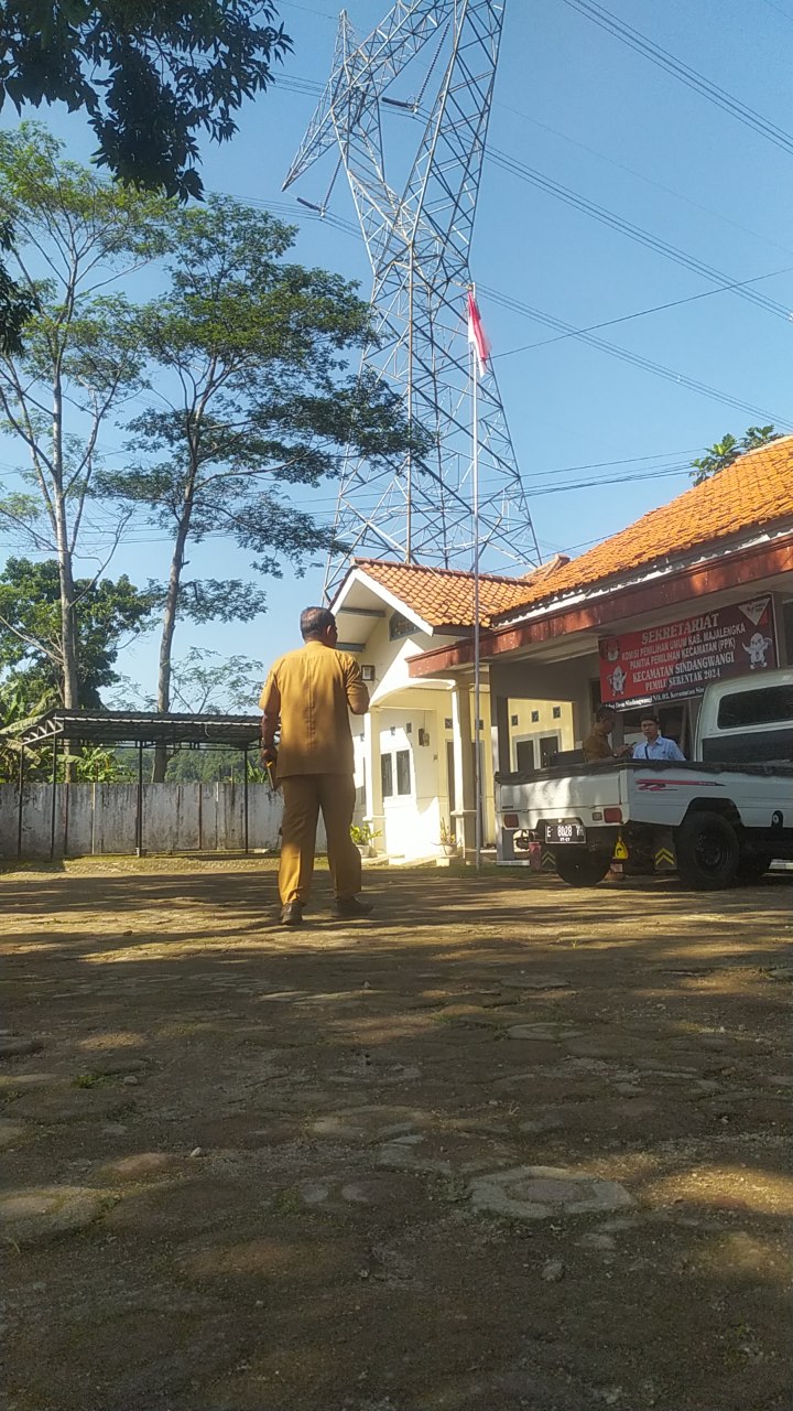 Kurang Strategis, Kantor Kecamatan Sindangwangi di Bawah SUTET Jawa Bali