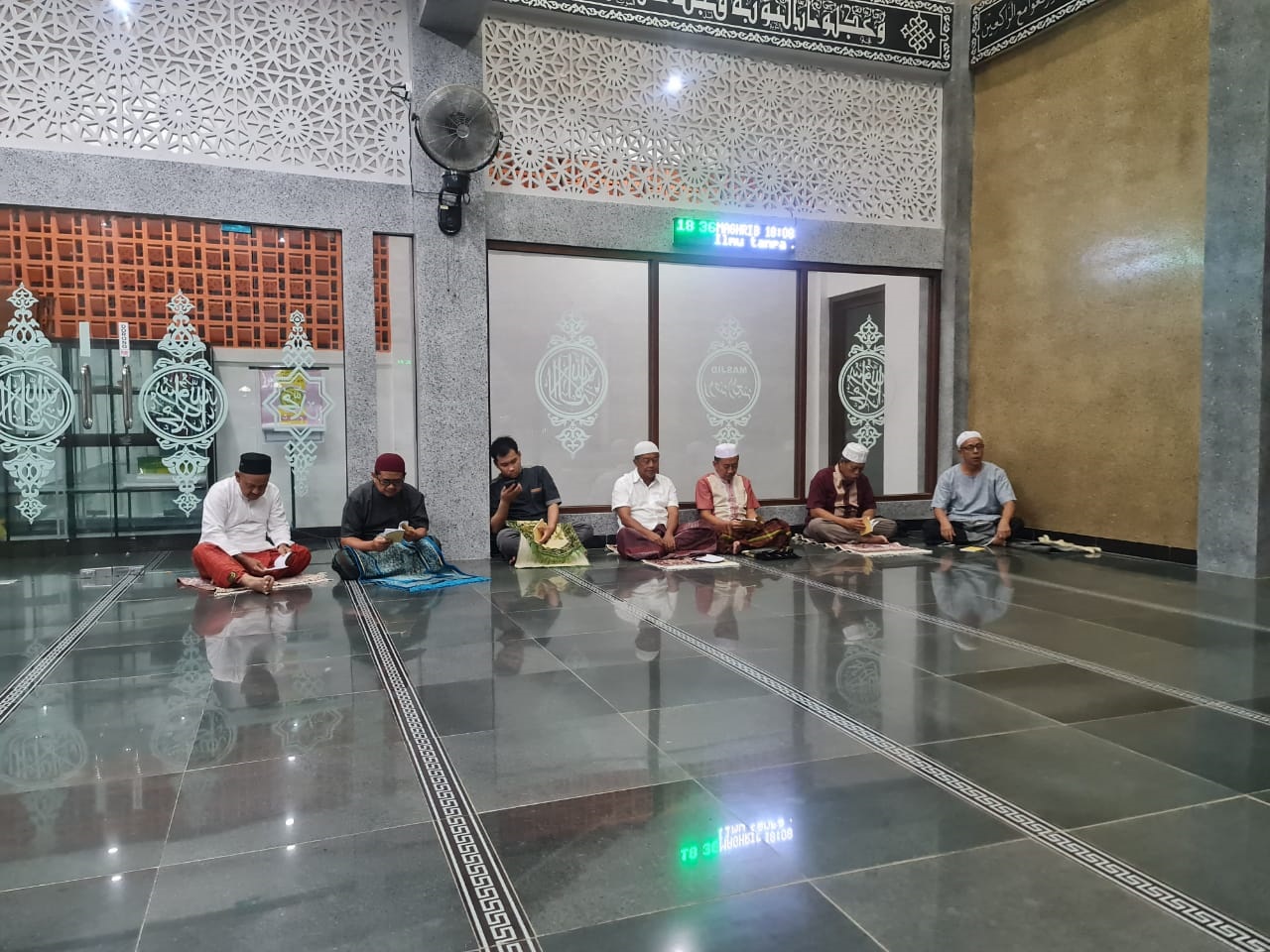 Istighotsah di Masjid Rudhatul Jannah, Kembang Api di GGM