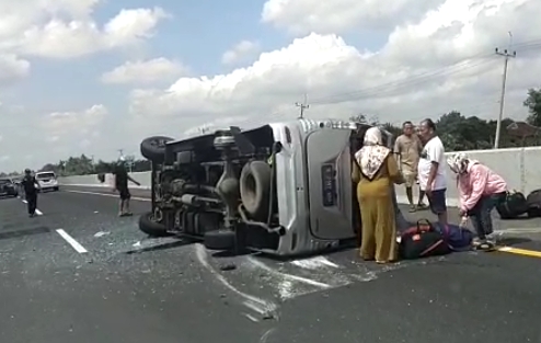 Kecelakaan di Tol Kanci Pejagan, Ban Pecah, Microbus Terguling