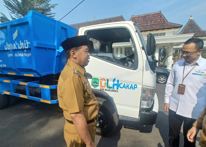 Perkuat Pengelolaan Sampah, Pemkab Majalengka Terima Bantuan Dump Truck dari Bank BJB