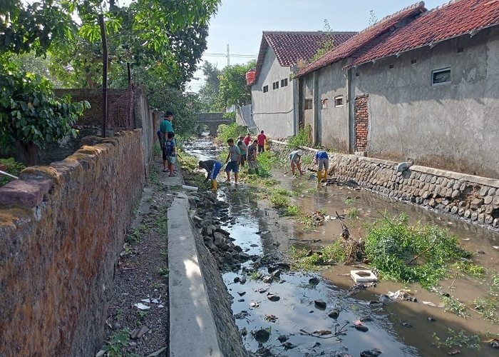 Warga Bersih-bersih Sungai Citangkurak