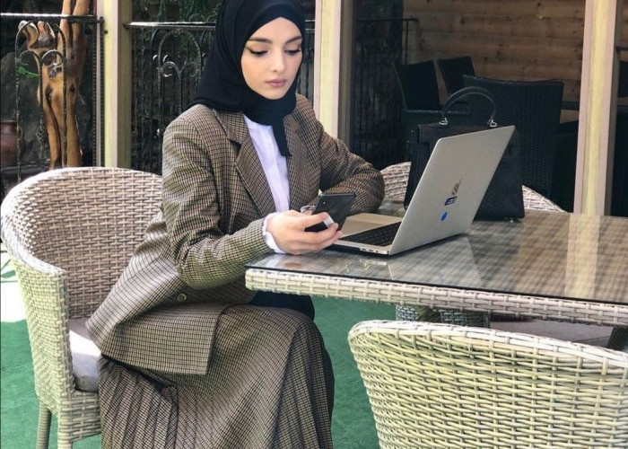 Tutorial Edit Foto Gemini Wanita Hijab dengan Style Kantoran yang Berwibawa dan Elegan, Yuk Cobain Sendiri