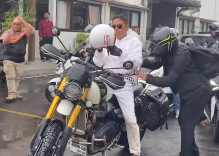 Diguyur Hujan, Dedi Mulyadi Naik Motor Tinjau Jalan Provinsi di Majalengka