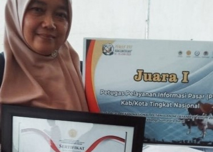 Irma Damai Harti Pegawai DKP3 Juara 1 Petugas Pelayanan Informasi Pasar (PIP) Kabupaten/Kota Se-Indonesia