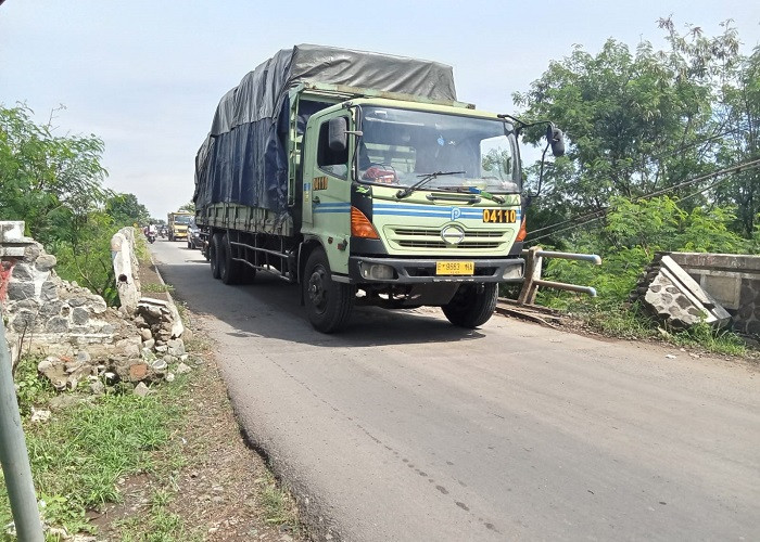 Jembatan Cimanuk Jatitujuh Semakin Mengkhawatirkan