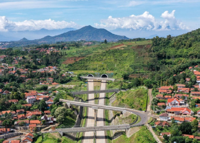 NGGAK NYANGKA! Pemandangan Sekeren Ini di Jalan Tol Cisumdawu, Majalengka ke Bandung Kian Dekat