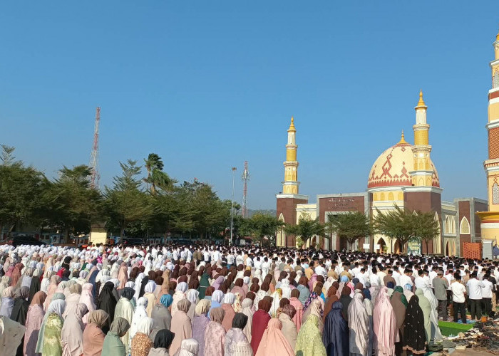 Hadapi Kemarau Panjang, Ribuan Warga Majalengka Gelar Shalat Istisqa di Alun-Alun