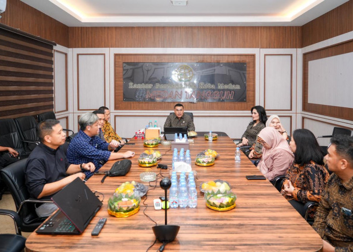 Kunjungi Dua Kantah di Sumut, Wamen Ossy Pantau Kesiapan WBBM dan Serahkan Sertipikat Tanah