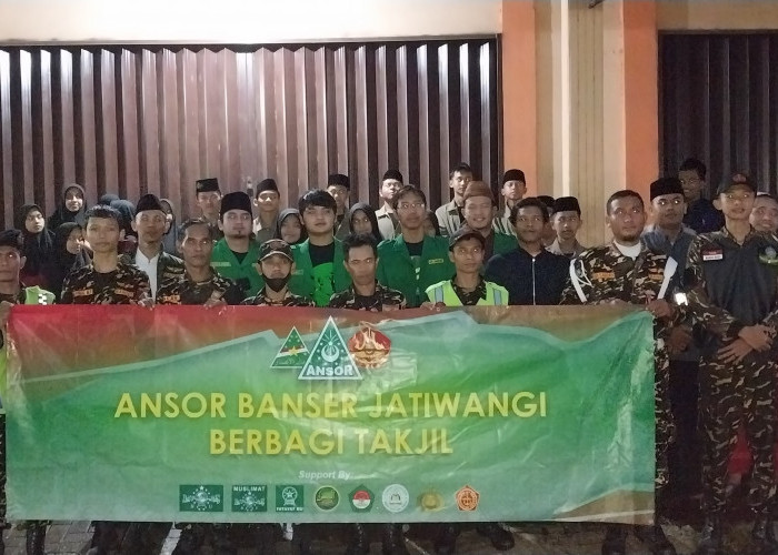 PAC GP Ansor Jatiwangi Bagikan Paket Takjil Kepada Masyarakat
