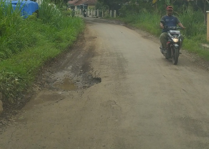 Memperhatinkan, Kondisi Jalan Ranji Wetan Sukaraja Penuh Ranjau