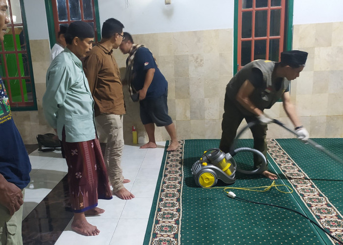 PWI Beri  Santunan dan Bersihkan Masjid 