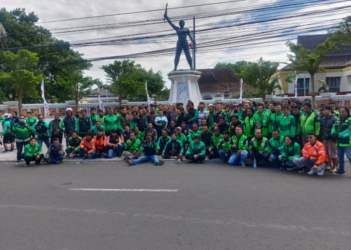 Ratusan Ojol Majalengka Gelar Doa Bersama untuk Affan Kurniawan di Depan DPRD