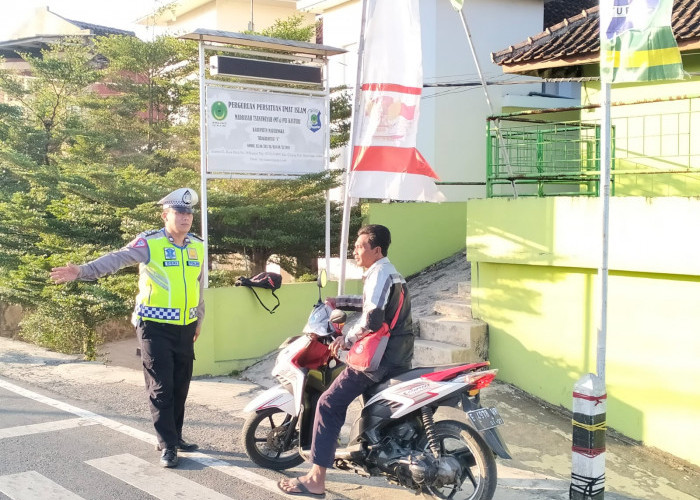 Satlantas Polsek Cikijing Tegur Secara Humanis Pengendara Sepeda Motor Yang Tidak Pakai Helm