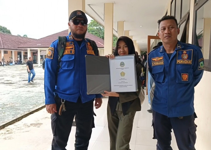 Pertama di Kuningan, Damkar Diminta Ambil Raport Siswi SMKN 1 karena Orang Tua Berhalangan