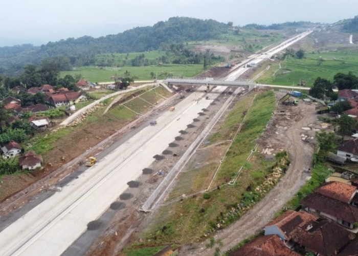 Kondisi terkini Tol Cisumdawu di sekitar Seksi 4 dan 5 Conggeang, Kabupaten Sumedang.