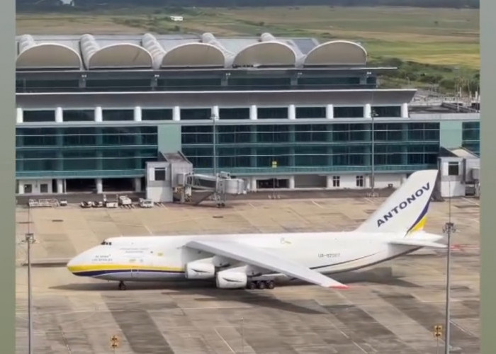 GEDE BANGET! Pesawat Antonov An-124 100 Mendarat di Bandara Kertajati Majalengka