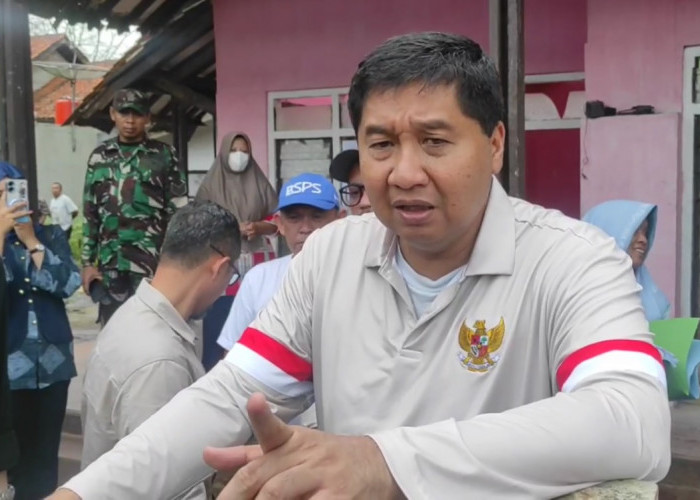 Warga Majalengka Menangis Peluk Bang Ara Saat Dapat Bantuan Bedah Rumah