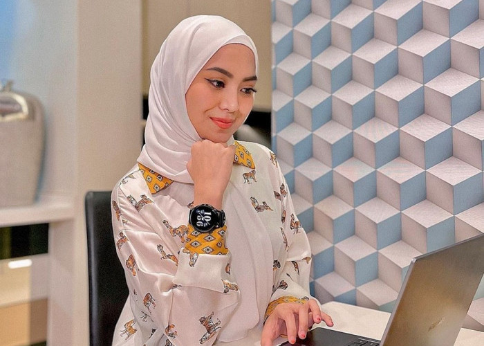 Yuk Cobain Prompt Gemini AI Wanita Hijab, dengan Looks Wanita Karir yang Elegan dan Juga Modis 