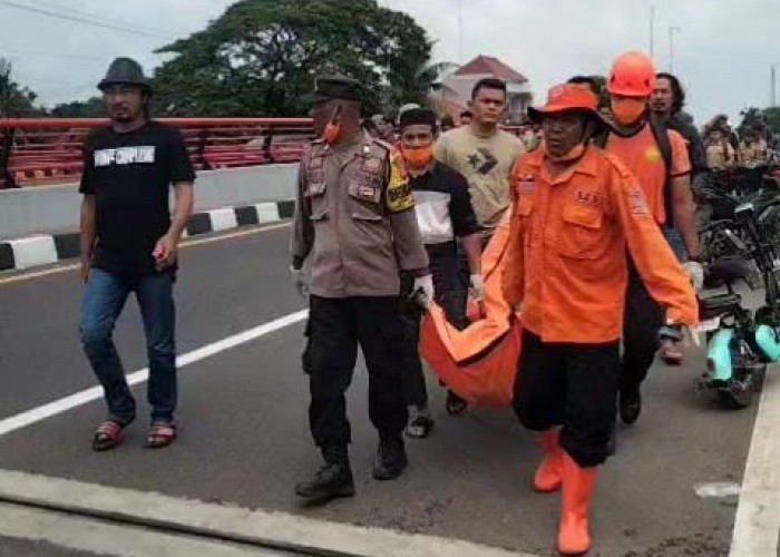 Mayat Perempuan Ditemukan Mengapung di Sungai Karangsambung Cirebon, Warga Geger