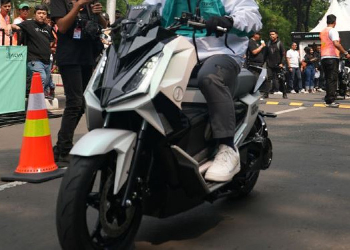 Simulasi DP Sepeda Motor Listrik Mirip NMAX, Alva Cervo Cicilan Rp400 Ribu Dek Kaki Lebar & Jok Lega
