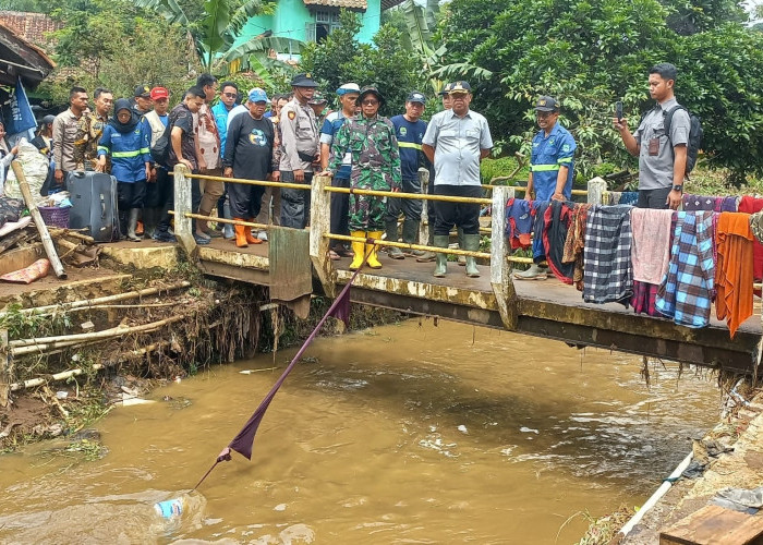 Bupati Majalengka Tinjau Lokasi Banjir: Tiang Penyangga Jembatan dan Sampah Jadi Biang Banjir 