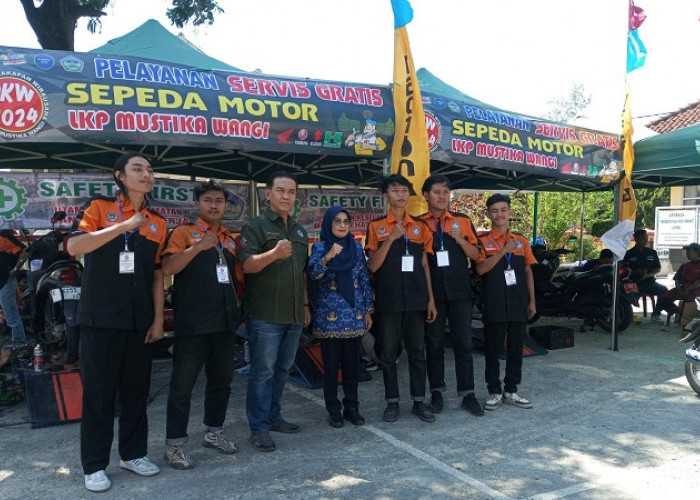 Peserta PKW LKP Mustika Wangi Layani Servis Motor Gratis