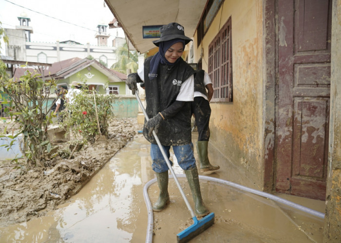 Dukung Pemulihan Pascabencana, Relawan BRI Peduli Terjun Langsung 'Bersih-bersih Sekolah' di Aceh Tamiang
