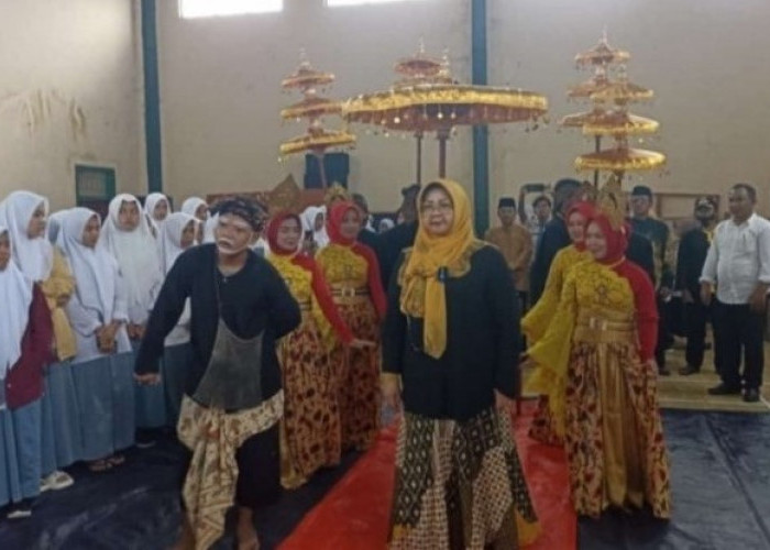 Reses Pendidikan, Itje Siti Dewi Kuraesin Kunjungi MA PUI Maja