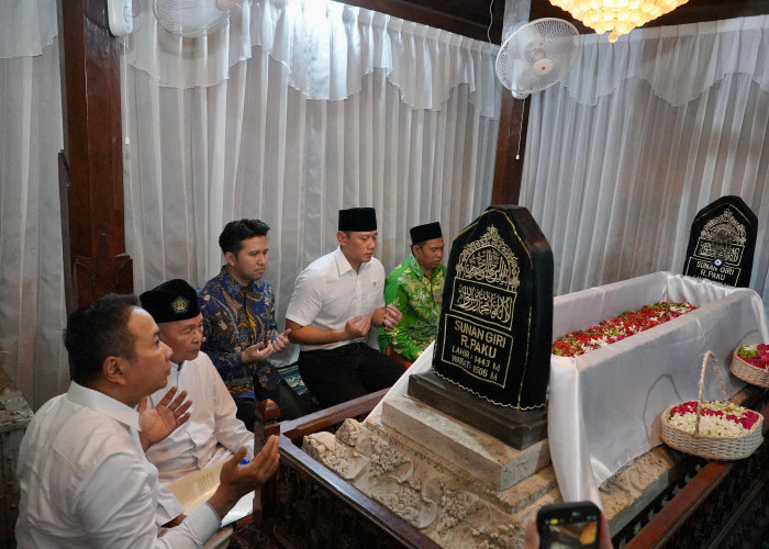 Dalam Kunjungan Kerja ke Provinsi Jawa Timur, Menteri AHY Kunjungi Pemakaman Sunan Giri di Gresik