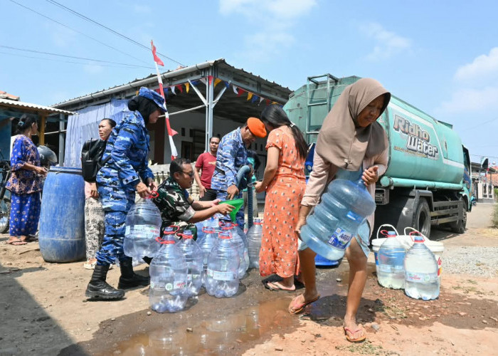 Hadapi Kemarau Panjang, Lanud Sugiri Sukani Salurkan 19 Ribu Liter Air Bersih ke Warga Ligung