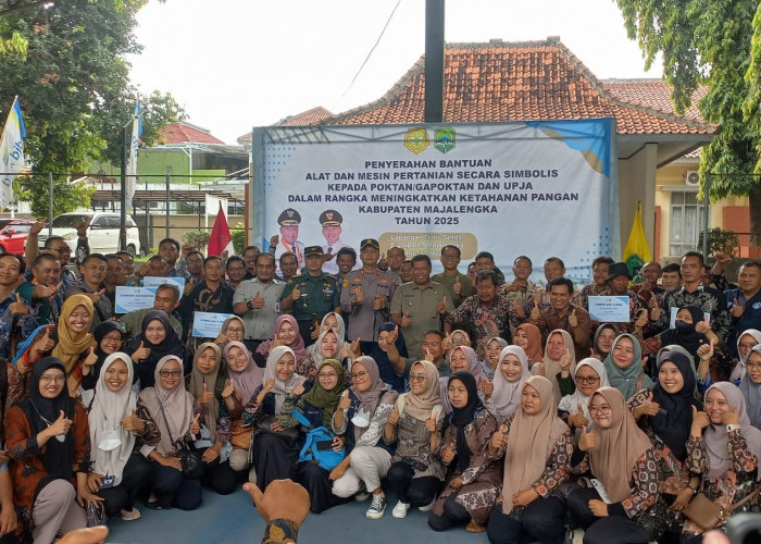 Dukung  Ketahanan Pangan Nasional, Bupati Eman Suherman Serahkan Alsintan