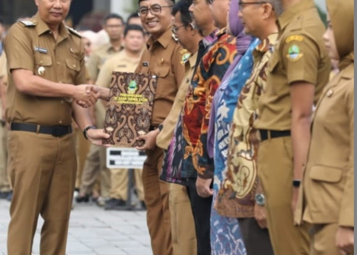 Kepala SMAN 1 Bantarujeg Raih Kenaikan Pangkat dari Presiden 