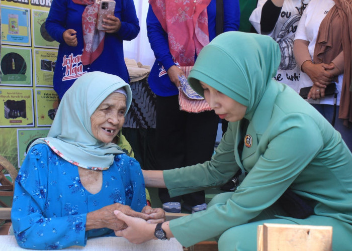 Bikin Salfok! Keramahan Ny. Woro Rendra di Bazar TNI Majalengka Curi Perhatian Publik