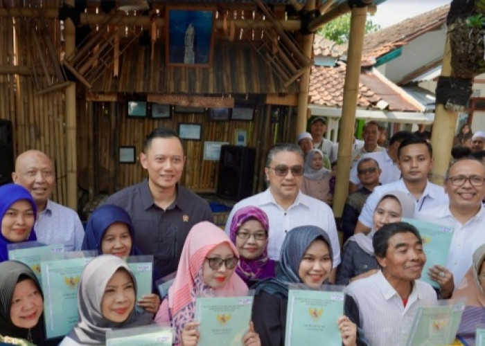 Menteri AHY,Serahkan Langsung Sertifikat Tanah Program PTSL Milik Warga Kabupaten Bandung