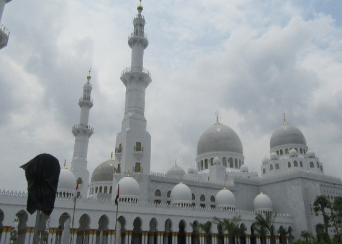 Masjid Raya Sheikh Zayed Solo, Destinasi Wisata Religi yang Cocok Dikunjungi Saat Libur Lebaran