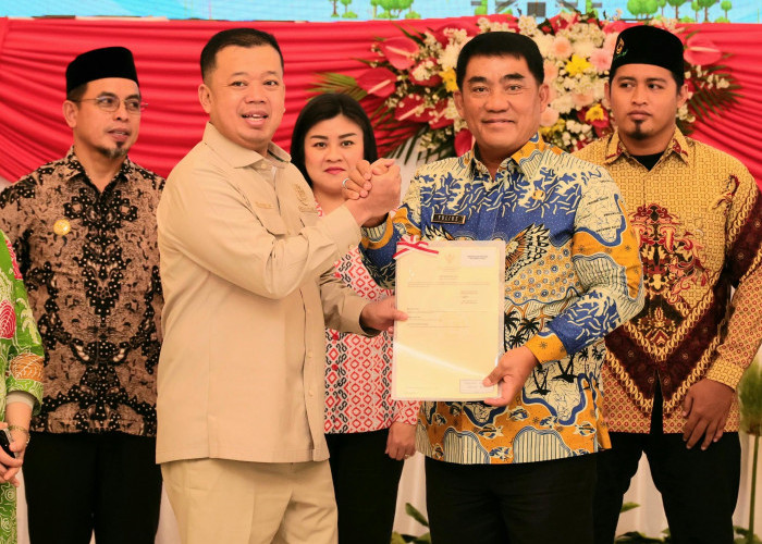 Menteri ATR Nusron Serahkan Sertipikat di Sulut, Tegaskan Komitmen Selesaikan PR Pertanahan Era Prabowo