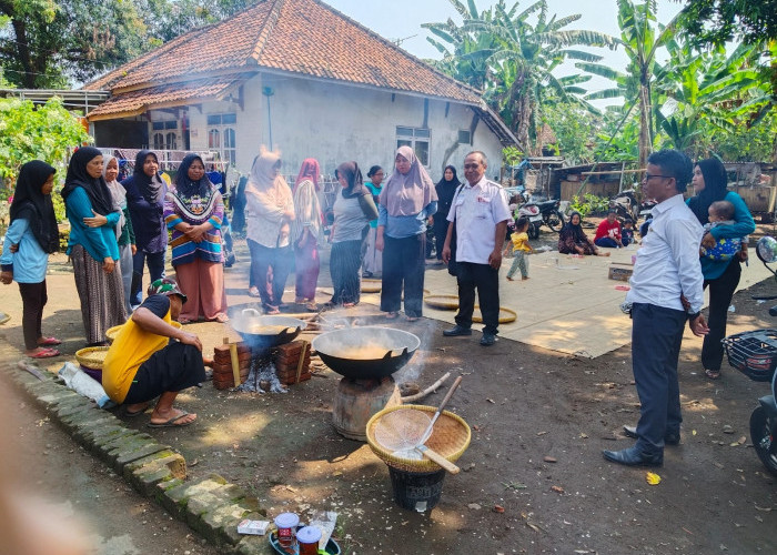 Ibu Rumah Tangga di Majalengka Belajar Produksi Tempe dalam Program Pemberdayaan PKH