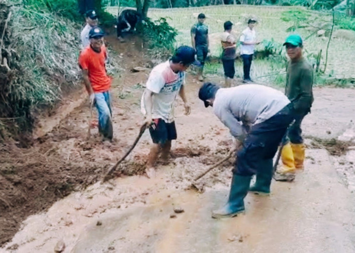 Longsor Tutupi Jalan di Desa Werasari 