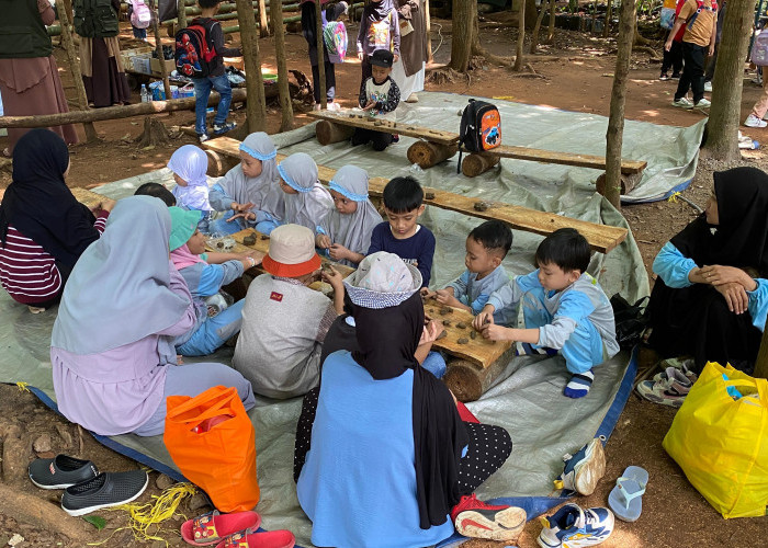 Festival Sekolah Alam Sataqu Kenalkan Permainan Egrang