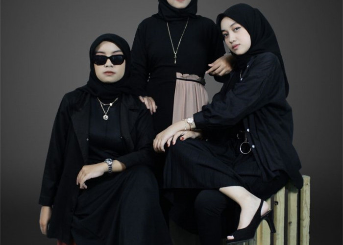 Elegan dan Natural, Berikut Berbagai Pose Gemini AI Wanita Berhijab di Foto Studio Hingga Lift
