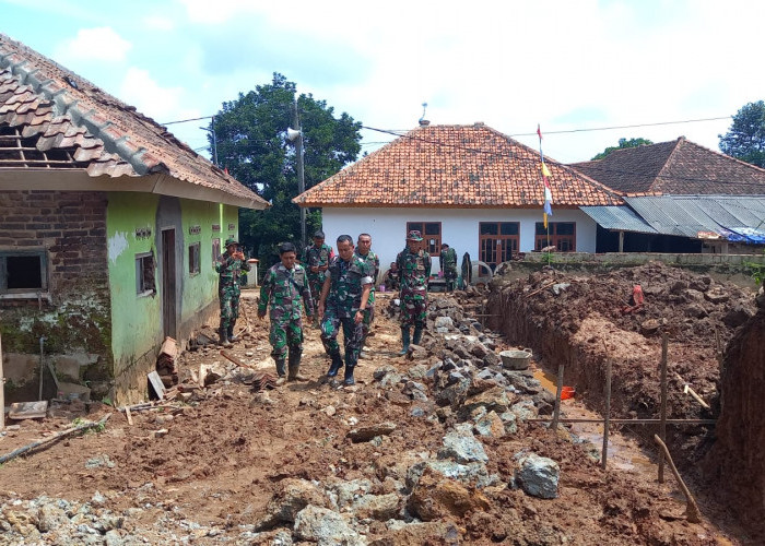Terjun Langsung, Dansatgas TMMD Ke-127 Kodim 0617/Majalengka Tinjau Lokasi Pembangunan