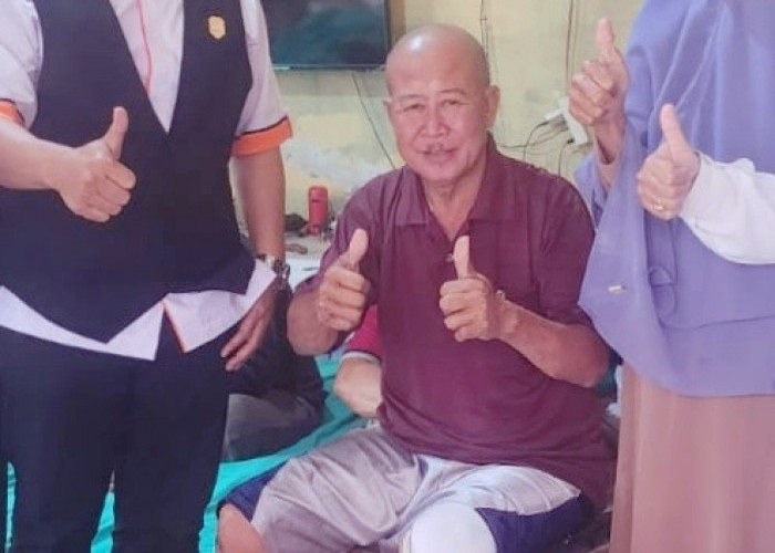 Ketua Komisi III DPRD Serahkan Bantuan Kaki Palsu untuk Warga Disabilitas di Dawuan