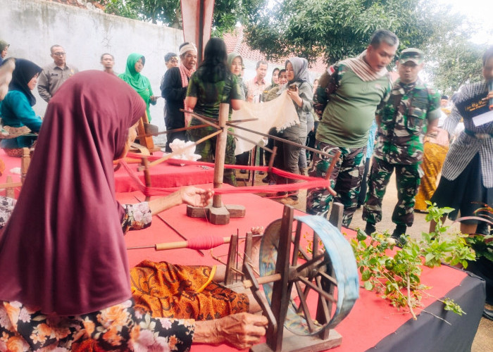 Pangdam III Siliwangi Lihat Pembuatan Kain Tenun Gadod