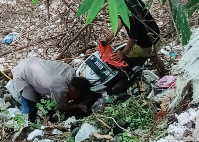 Abrasi, Warga Terperosok di Sungai Ciwaringin