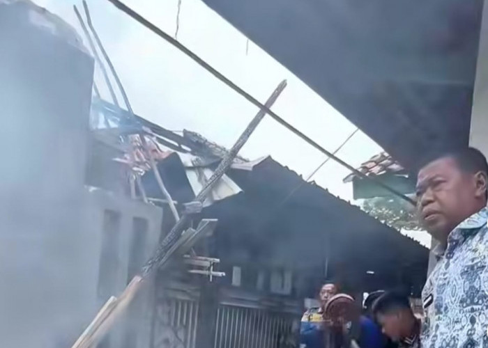 Bupati Majalengka Eman Suherman Terjun Langsung Bantu Padamkan Rumah Kebakaran