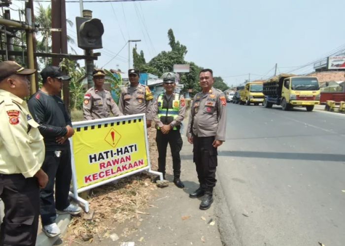 Tindak Lanjuti Keluhan Warga, Polres Majalengka Pasang Rambu dan Cek Warning Light di Jalur Cirebon-Bandung