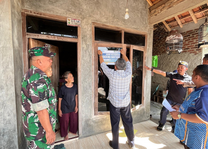 Pemcam Leuwimunding Terapkan Stiker Penerima Bansos untuk Tingkatkan Transparansi